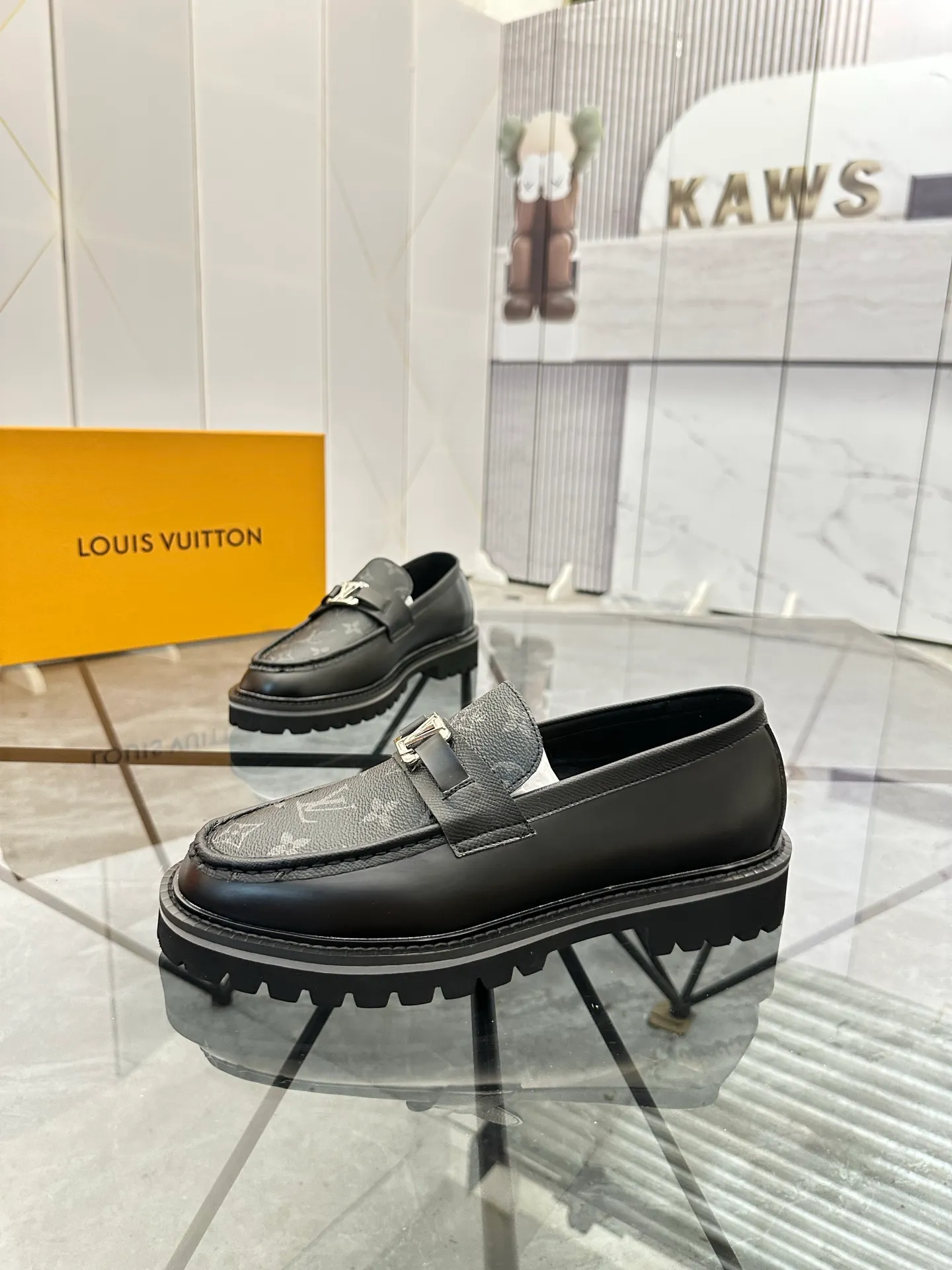Selling men's shoes 💰: 💰P460¥ Product trademark: LV* "Louis Vuitton*" leather shoes Regular size: 40-45 (can be customized to 46) Product materials: imported cowhide upper, sheepskin lining, original outsole. Number: 558